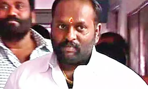 Nashik Crime: पूर्व पार्षद पवन पवार को पुलिस ने दी चुनौती, मामला दर्ज Nashik Crime: पूर्व पार्षद पवन पवार को पुलिस ने दी चुनौती, मामला दर्ज