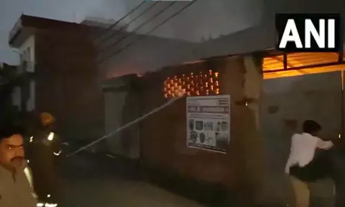 BIG BREAKING: गोदाम में लगी भीषण आग, मौके दमकल पहुंची, देखें VIDEO...