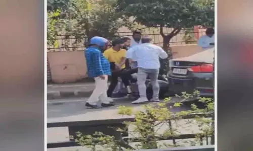 हथियारबंद युवकों ने Rourkela कॉलेज के छात्रों को धमकाया, बुरी तरह पीटा हथियारबंद युवकों ने Rourkela कॉलेज के छात्रों को धमकाया, बुरी तरह पीटा