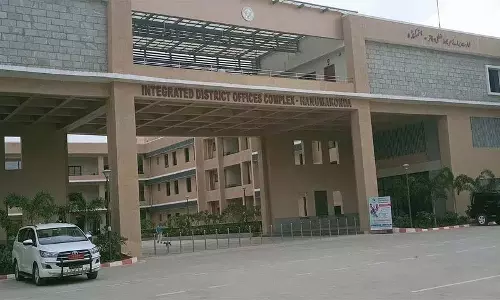 उसी कलेक्ट्रेट में एक महिला से बलात्कार का प्रयास.. हनुमानकोंडा में अत्याचार उसी कलेक्ट्रेट में एक महिला से बलात्कार का प्रयास.. हनुमानकोंडा में अत्याचार