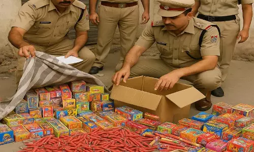 अवैध पटाखा कारोबारी का भांडाफोड़, गिरफ्तार