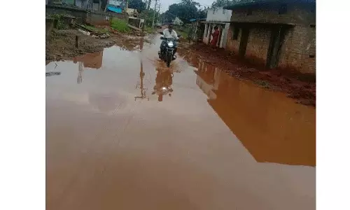 Madharam की आंतरिक सड़क जो तालाब जैसी दिखती