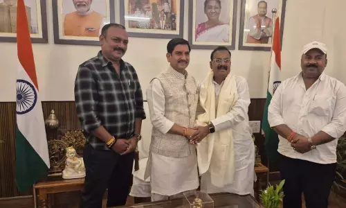 झारखंड विधायक जनार्दन पासवान ने केंद्रीय राज्यमंत्री तोखन साहू से की सौजन्य भेंट झारखंड विधायक जनार्दन पासवान ने केंद्रीय राज्यमंत्री तोखन साहू से की सौजन्य भेंट