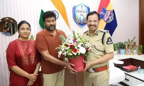 मेगास्टार चिरंजीवी ने हैदराबाद पुलिस कमिश्नर वीसी सज्जनार से मुलाकात की मेगास्टार चिरंजीवी ने हैदराबाद पुलिस कमिश्नर वीसी सज्जनार से मुलाकात की
