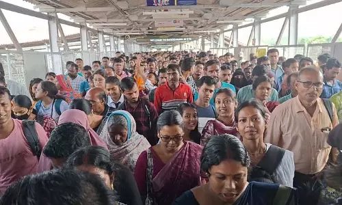 Burdwan स्टेशन पर भगदड़ क्यों मची? गुस्साए यात्री क्या कह रहे हैं?