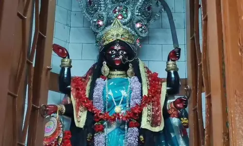 त्रिबेनी की रघु डाकट पूजा में देवी तलवार क्यों नहीं पकड़तीं?