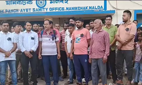 कार्यालय में बीमार पड़ने से DEO की मौत, सहकर्मियों ने काम के दबाव को ठहराया जिम्मेदार कार्यालय में बीमार पड़ने से DEO की मौत, सहकर्मियों ने काम के दबाव को ठहराया जिम्मेदार