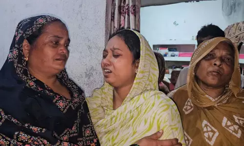 Online गेम में पत्नी और बेटे को गंवाने वाले कर्ज से परेशान युवक ने की आत्महत्या Online गेम में पत्नी और बेटे को गंवाने वाले कर्ज से परेशान युवक ने की आत्महत्या