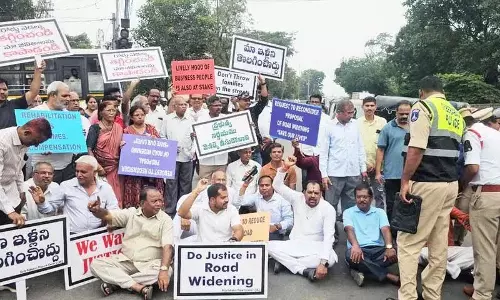 सिकंदराबाद छावनी में सड़क चौड़ीकरण के विरोध में 200 से अधिक संपत्ति मालिकों ने किया जोरदार प्रदर्शन सिकंदराबाद छावनी में सड़क चौड़ीकरण के विरोध में 200 से अधिक संपत्ति मालिकों ने किया जोरदार प्रदर्शन