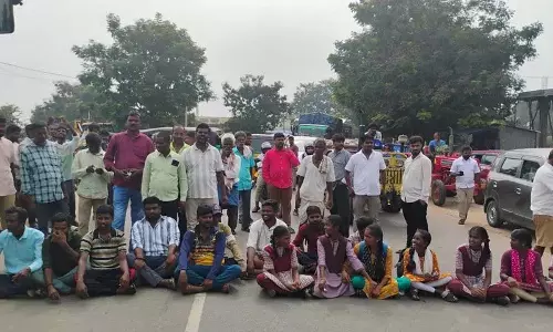 अंबाजिपेट में छात्रों और अभिभावकों का आरटीसी बस सेवा सुधार के लिए जोरदार प्रदर्शन, यातायात प्रभावित