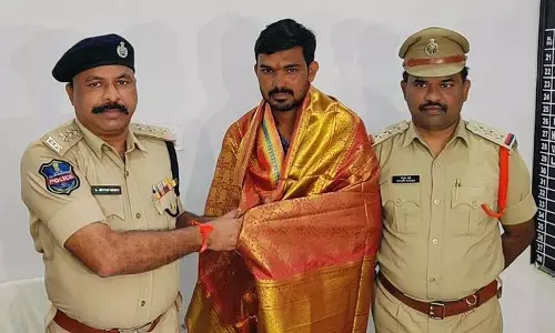 अदिलाबाद में बहादुर एकाउंटेंट विकास मोजे को पुलिस ने किया सम्मानित, 4.15 लाख रुपये की चोरी करने वाले तीन चोर गिरफ्तार