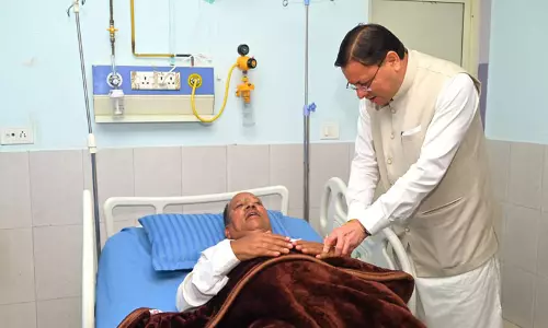 उत्तराखंड CM ने अस्पताल में MLA फकीर राम से की मुलाकात उत्तराखंड CM ने अस्पताल में MLA फकीर राम से की मुलाकात