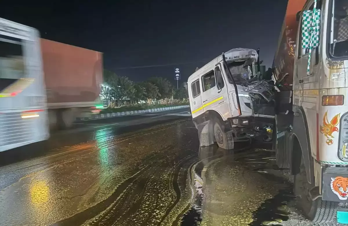 Ajmer: एम्बुलेंस और ट्रेलर की टक्कर में दो की मौत Ajmer: एम्बुलेंस और ट्रेलर की टक्कर में दो की मौत