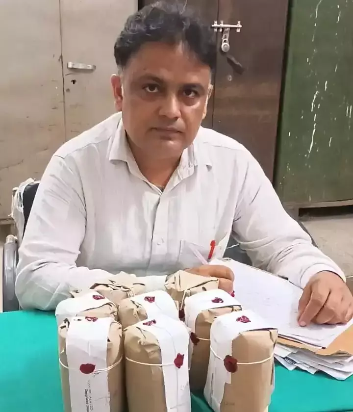 Jhajjar: खाद्य सुरक्षा विभाग ने मिठाई दुकानों पर की सख्त कार्रवाई Jhajjar: खाद्य सुरक्षा विभाग ने मिठाई दुकानों पर की सख्त कार्रवाई