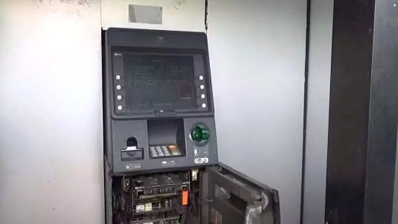 मलाड पुलिस ने ATM कार्ड चोरी और शहर भर में धोखाधड़ी से पैसे निकालने के आरोप में तीन लोगों को गिरफ्तार किया मलाड पुलिस ने ATM कार्ड चोरी और शहर भर में धोखाधड़ी से पैसे निकालने के आरोप में तीन लोगों को गिरफ्तार किया