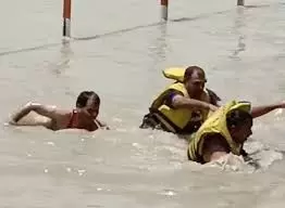 Haridwar: गंगा में फंसे श्रद्धालुओं को जल पुलिस ने सकुशल निकाला Haridwar: गंगा में फंसे श्रद्धालुओं को जल पुलिस ने सकुशल निकाला