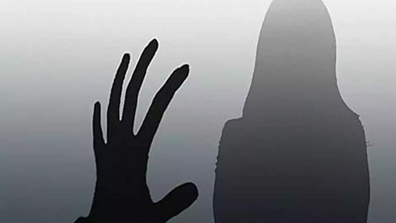 महिला को बहला-फुसलाकर सामूहिक बलात्कार महिला को बहला-फुसलाकर सामूहिक बलात्कार