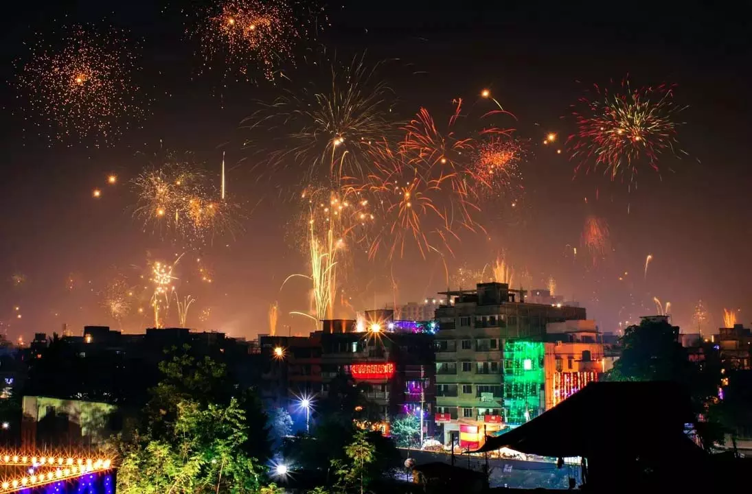 Odisha : ओएसपीसीबी ने दिवाली पर शाम 7 बजे से 9 बजे के बीच पटाखे फोड़ने की अनुमति दी Odisha : ओएसपीसीबी ने दिवाली पर शाम 7 बजे से 9 बजे के बीच पटाखे फोड़ने की अनुमति दी