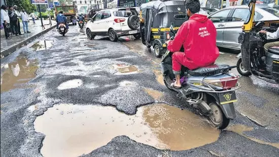 गड्ढों से हुई मौत के पीड़ितों के परिवारों को 6 लाख रुपये का भुगतान करें: HC to civic bodies गड्ढों से हुई मौत के पीड़ितों के परिवारों को 6 लाख रुपये का भुगतान करें: HC to civic bodies