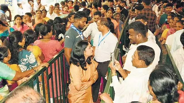 हसनअम्बा महोत्सव: सोमवार को एक ही दिन में 1.5 लाख श्रद्धालुओं ने देवी के दर्शन किए हसनअम्बा महोत्सव: सोमवार को एक ही दिन में 1.5 लाख श्रद्धालुओं ने देवी के दर्शन किए