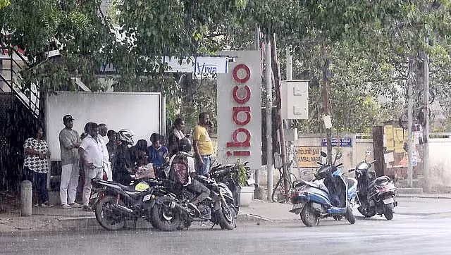 Tamil Nadu : अगले 3 घंटों तक इन जिलों में बारिश की संभावना Tamil Nadu : अगले 3 घंटों तक इन जिलों में बारिश की संभावना