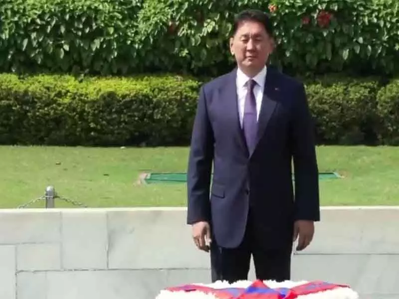 मंगोलिया के राष्ट्रपति खुरेलसुख उखना ने राजघाट पर श्रद्धांजलि अर्पित की मंगोलिया के राष्ट्रपति खुरेलसुख उखना ने राजघाट पर श्रद्धांजलि अर्पित की