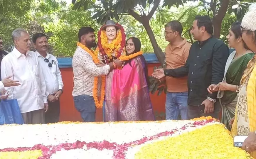 MP : खंडवा में किशोर कुमार का स्मारक नागपुर के जोड़े के लिए विवाह स्थल बना MP : खंडवा में किशोर कुमार का स्मारक नागपुर के जोड़े के लिए विवाह स्थल बना
