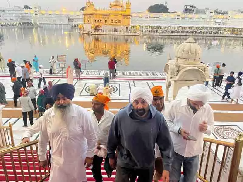 Punjab: सनी देओल ने स्वर्ण मंदिर में मत्था टेका Punjab: सनी देओल ने स्वर्ण मंदिर में मत्था टेका