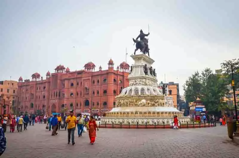 त्योहारी सीजन से पहले पुलिस, BSF ने अमृतसर में सुरक्षा बढ़ाई त्योहारी सीजन से पहले पुलिस, BSF ने अमृतसर में सुरक्षा बढ़ाई