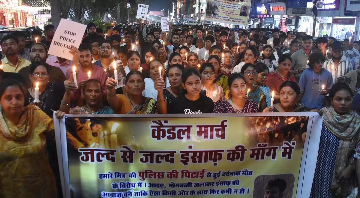 Bhopal : बीटेक छात्र की मौत के विरोध में कैंडल मार्च निकाला गया Bhopal : बीटेक छात्र की मौत के विरोध में कैंडल मार्च निकाला गया