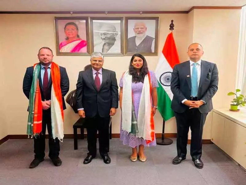 चीनी स्कूल में हिंदी शिक्षण शुरू होने पर भारतीय राजदूतों ने शिक्षक को सम्मानित किया चीनी स्कूल में हिंदी शिक्षण शुरू होने पर भारतीय राजदूतों ने शिक्षक को सम्मानित किया