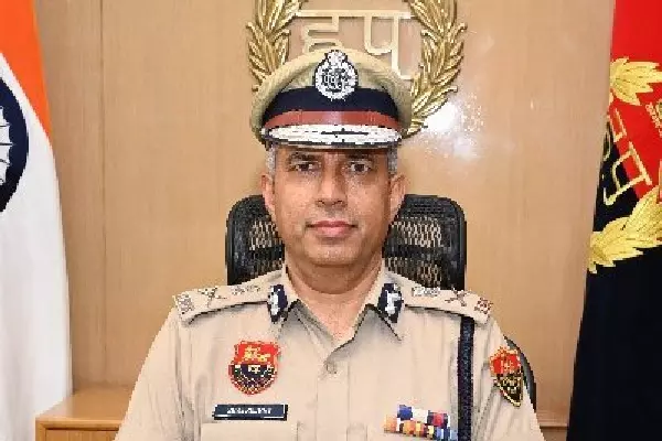 IPS अधिकारी आत्महत्या विवाद के बीच हरियाणा के DGP को छुट्टी पर भेजा गया IPS अधिकारी आत्महत्या विवाद के बीच हरियाणा के DGP को छुट्टी पर भेजा गया