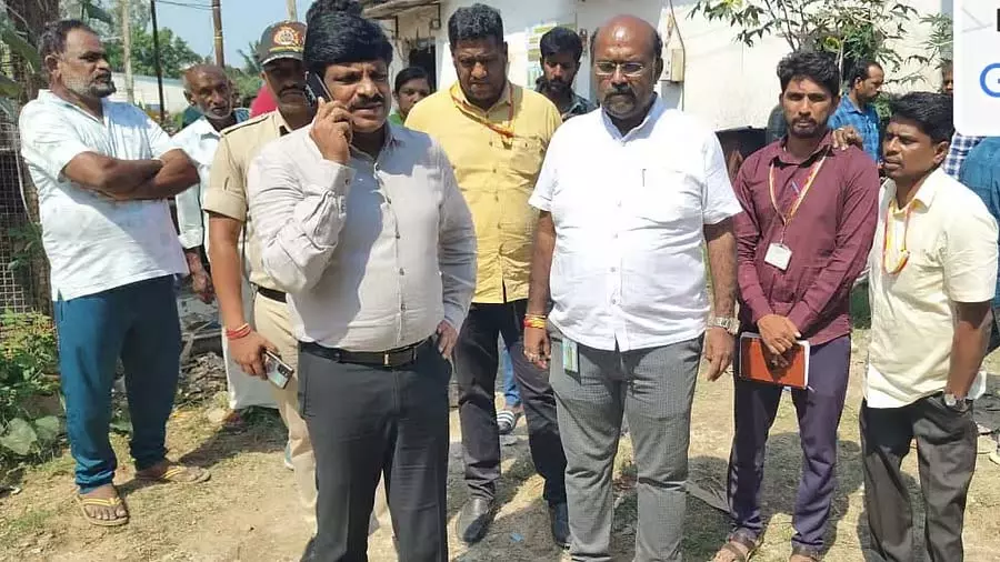 Bommasandra : राजाकलुवे पर बने घरों को खाली कराया जा रहा है Bommasandra : राजाकलुवे पर बने घरों को खाली कराया जा रहा है