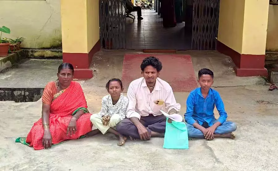जलापूर्ति में देरी: टी.पी. कार्यालय के सामने परिवार का विरोध प्रदर्शन जलापूर्ति में देरी: टी.पी. कार्यालय के सामने परिवार का विरोध प्रदर्शन