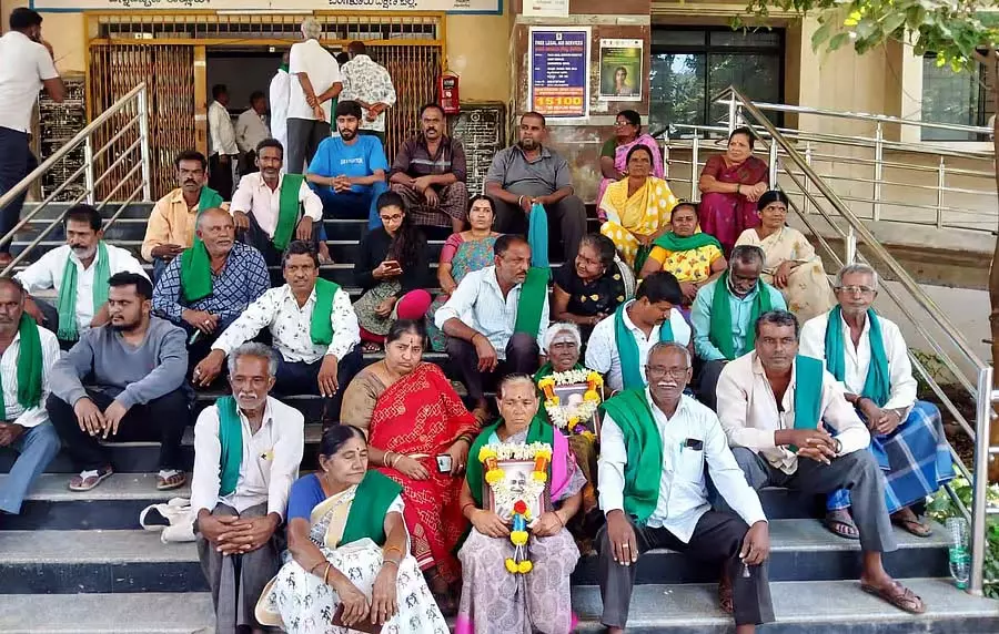 Channapatna : किसान महिलाओं ने तालुक कार्यालय के सामने विरोध प्रदर्शन किया Channapatna : किसान महिलाओं ने तालुक कार्यालय के सामने विरोध प्रदर्शन किया