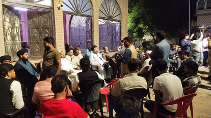 Lucknow: मौलाना कल्बे जवाद की कार पर हिंसक हमला Lucknow: मौलाना कल्बे जवाद की कार पर हिंसक हमला