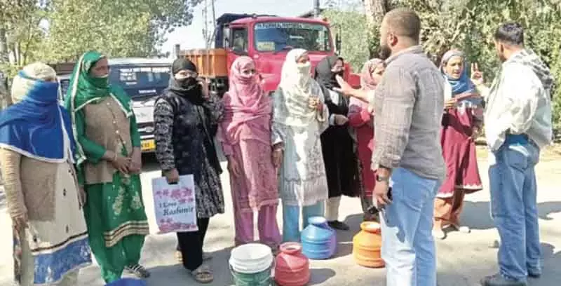 हंदवाड़ा में मावर निवासियों ने जल शक्ति विभाग के खिलाफ प्रदर्शन किया हंदवाड़ा में मावर निवासियों ने जल शक्ति विभाग के खिलाफ प्रदर्शन किया