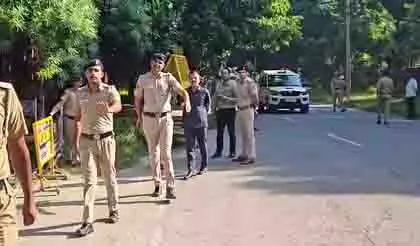 IPS अधिकारी की आत्महत्या पर बवाल, घर के बाहर पुलिस तैनात IPS अधिकारी की आत्महत्या पर बवाल, घर के बाहर पुलिस तैनात