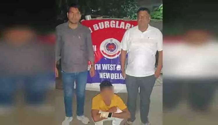 Delhi में पेंटर के वेश में चोर गिरफ्तार, चोरी का सामान बरामद Delhi में पेंटर के वेश में चोर गिरफ्तार, चोरी का सामान बरामद