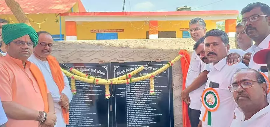 सरकारी स्कूलों को बचाएँ और उनका विकास करें: Satish Jarkiholi सरकारी स्कूलों को बचाएँ और उनका विकास करें: Satish Jarkiholi