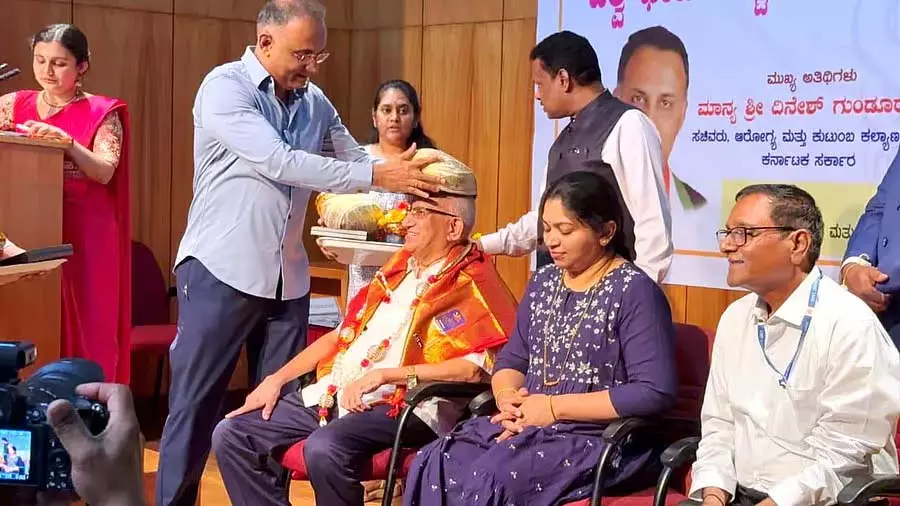 Bailhangala : अनिलकुमार इंचला ने सर्वश्रेष्ठ फार्मासिस्ट का पुरस्कार जीता Bailhangala : अनिलकुमार इंचला ने सर्वश्रेष्ठ फार्मासिस्ट का पुरस्कार जीता