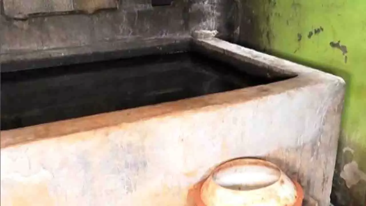 Bhubaneswar में अवैध शराब यूनिट का खुलासा, गुप्त कमरे से मिले सबूत Bhubaneswar में अवैध शराब यूनिट का खुलासा, गुप्त कमरे से मिले सबूत