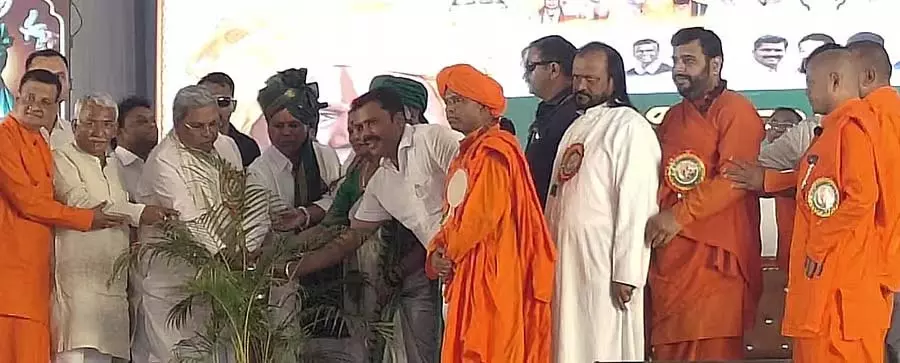 अन्य जातियों और धर्मों के लोगों से प्रेम करें, उनसे घृणा न करें: Siddaramaiah अन्य जातियों और धर्मों के लोगों से प्रेम करें, उनसे घृणा न करें: Siddaramaiah