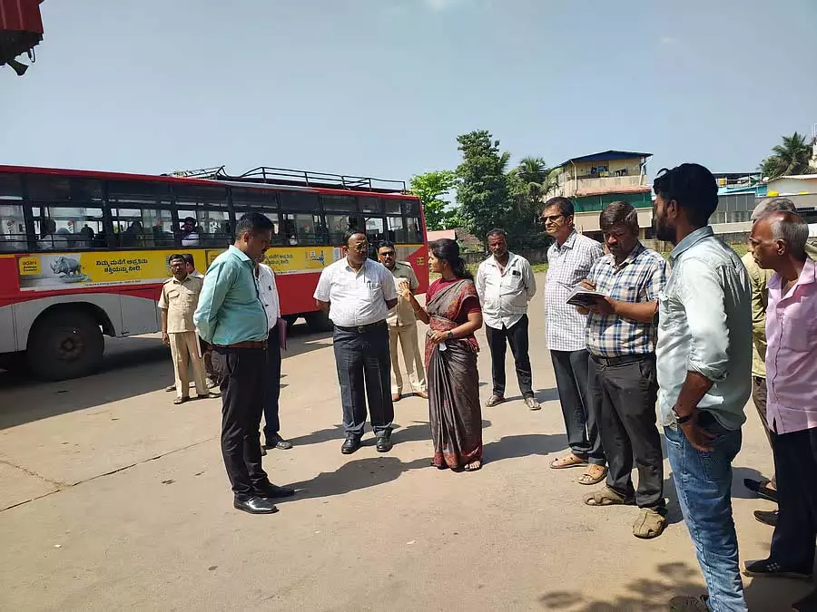 Alnavar : प्रबंध निदेशक ने बस स्टैंड की साफ-सफाई बनाए रखने के निर्देश दिए Alnavar : प्रबंध निदेशक ने बस स्टैंड की साफ-सफाई बनाए रखने के निर्देश दिए
