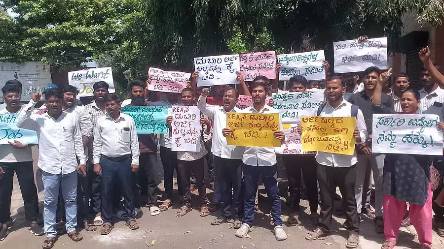 महंगी आवेदन फीस माफ करने की मांग: नौकरी चाहने वालों का विरोध प्रदर्शन महंगी आवेदन फीस माफ करने की मांग: नौकरी चाहने वालों का विरोध प्रदर्शन