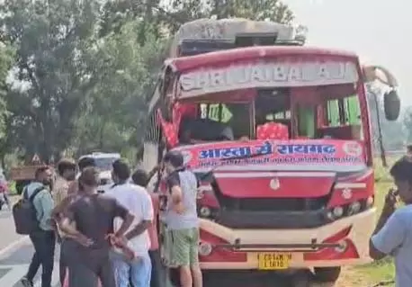 बस से टक्कर के बाद पुल से गिरा हाइवा, ड्राइवर की मौत बस से टक्कर के बाद पुल से गिरा हाइवा, ड्राइवर की मौत