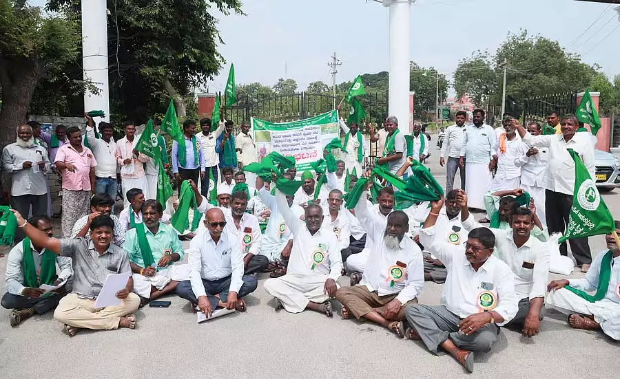 Raichur : फसल नुकसान के मुआवजे की मांग को लेकर किसान संघ के कार्यकर्ताओं का प्रदर्शन Raichur : फसल नुकसान के मुआवजे की मांग को लेकर किसान संघ के कार्यकर्ताओं का प्रदर्शन