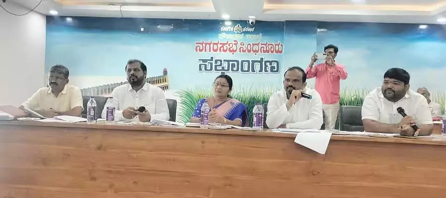 Sindhanur : सीवरेज कार्यों को सौंपने का विरोध Sindhanur : सीवरेज कार्यों को सौंपने का विरोध