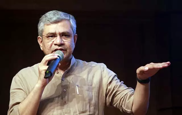 50 वर्षों से उपेक्षित रेलवे क्षेत्र का पुनरुद्धार: Ashwini Vaishnav 50 वर्षों से उपेक्षित रेलवे क्षेत्र का पुनरुद्धार: Ashwini Vaishnav