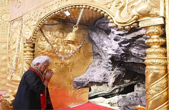 Katra: वैष्णो देवी मंदिर में उपराज्यपाल सिन्हा ने अर्चना की Katra: वैष्णो देवी मंदिर में उपराज्यपाल सिन्हा ने अर्चना की